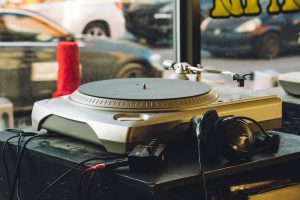 Les meilleures platines vinyles pour débuter : le guide complet pour bien choisir Une platine vinyle
